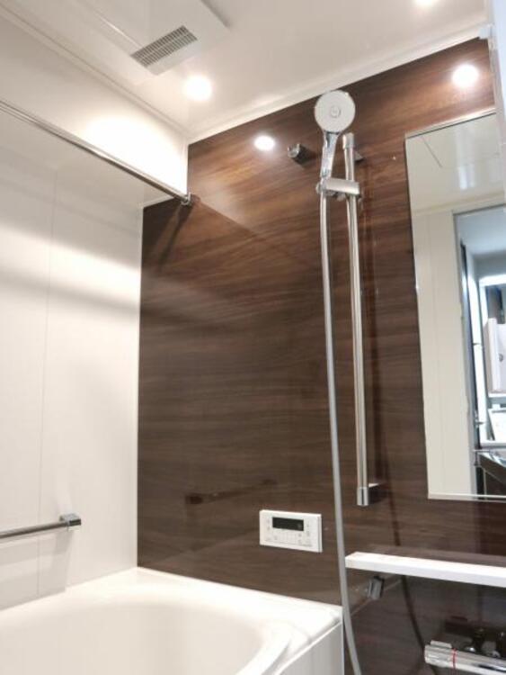 風呂 浴室乾燥機付きで雨の日の洗濯も可能です。凹凸が少ない汚れの付き辛くお掃除が楽な仕様となっております。