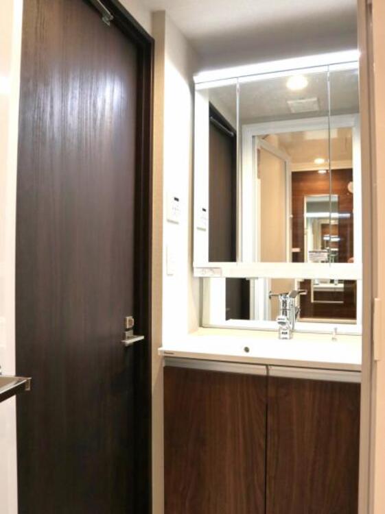 洗面 清潔感と機能性を備え一日の始まりと終わりを心地よく演出してくれるパウダールームです。