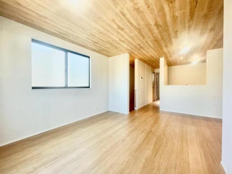 居間 使い勝手の良い収納が豊富で、物が多くてもスッキリ片付けられます。