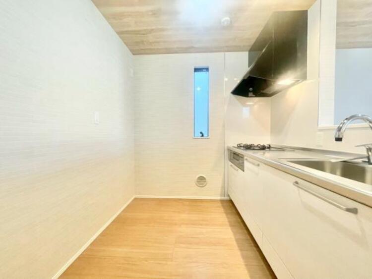 キッチン 広々としたキッチンで、家族みんなで料理を楽しめます。