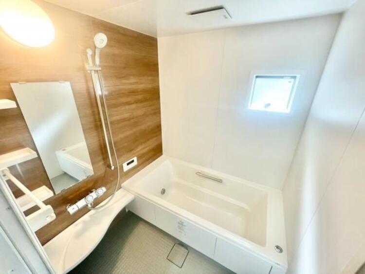 風呂 清潔感のあるバスルーム。高級感のあるデザインが魅力です。