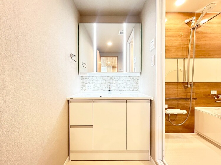 その他 清潔感を感じられる洗面化粧台。