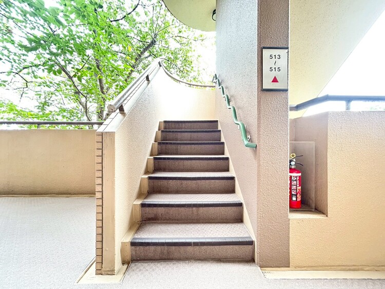 その他 共用部の階段です。明るく清潔に管理されています。