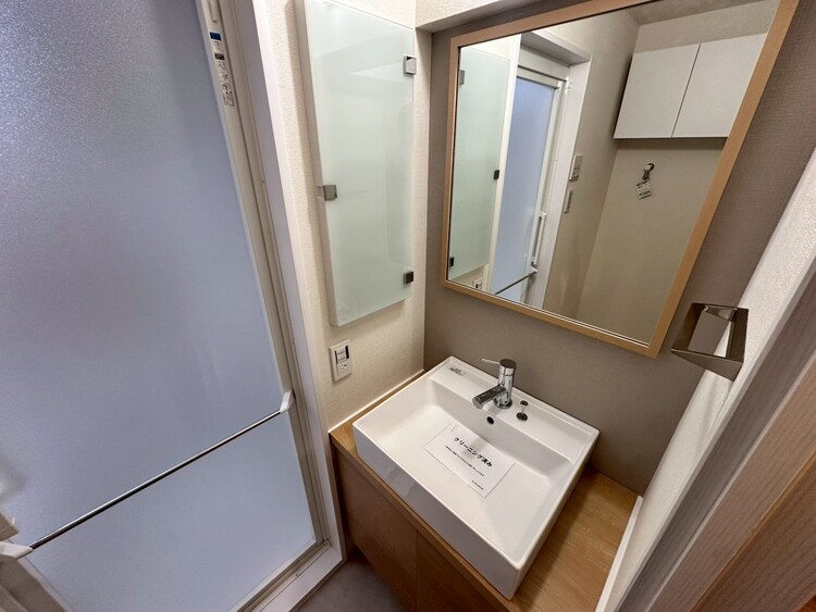 その他 清潔感を感じられる洗面化粧台。