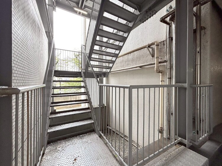 その他 共用部の階段です。明るく清潔に管理されています。