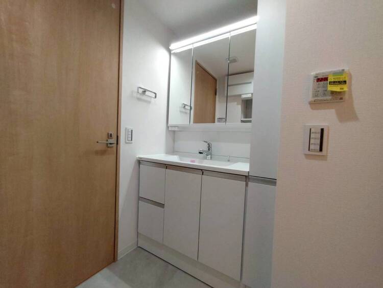 その他 清潔感を感じられる洗面化粧台。