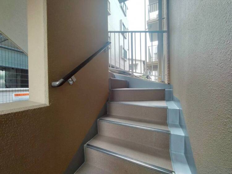 その他 共用部の階段です。明るく清潔に管理されています。