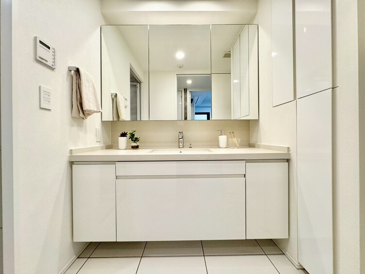 その他 清潔感を感じられる洗面化粧台。