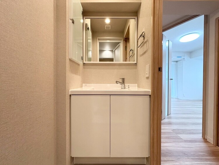 その他 清潔感を感じられる洗面化粧台。