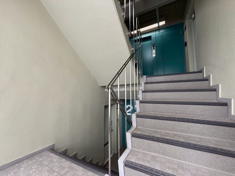 その他 共用部の階段です。明るく清潔に管理されています。
