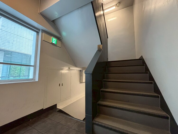 その他 共用部の階段です。明るく清潔に管理されています。