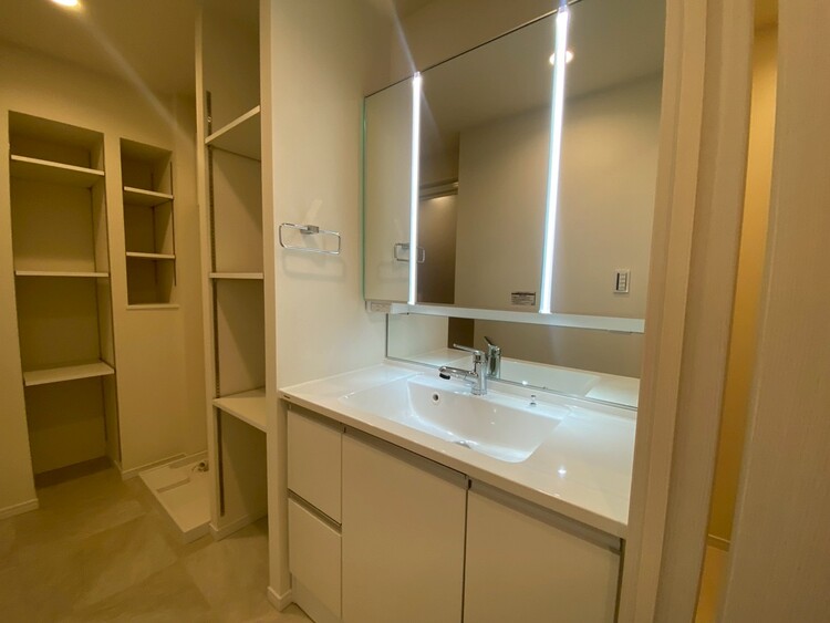 その他 清潔感を感じられる洗面化粧台。