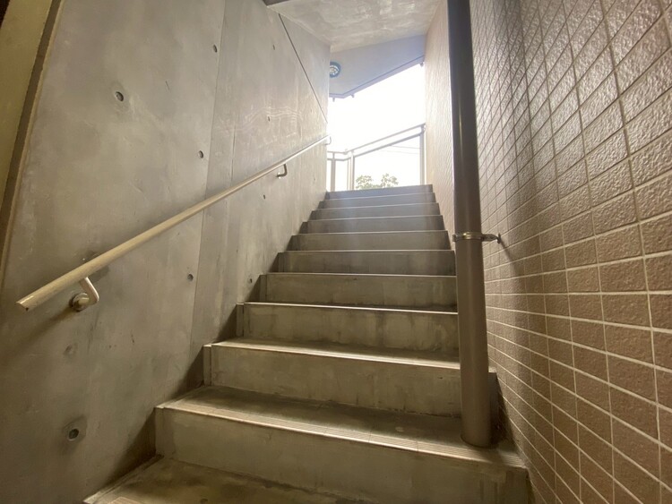 その他 共用部の階段です。明るく清潔に管理されています。