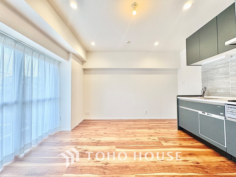 内装 【Cool wind】◆窓を開けると◆冷涼な風、そよぐリビング。だんらんの場所はここから始まり、ここで終わる。家族の笑顔が集う素敵な場所だから、こだわり抜いた思いが詰まっているのだと思う。