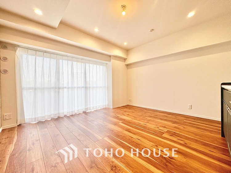 内装 ◆サンサンと◆差し込む太陽の光がこのリビングに笑いをもたらす。