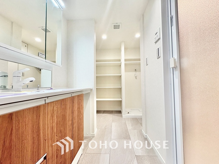 洗面 【Powderroom】広く使い勝手のよい空間と設備で演出。シンプルな使いやすさだけでなくたっぷりの収納力も実現。