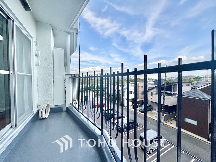 バルコニー 【the view of the sunlight】日差しと景色を取り入れつつ、プライベートな空間を演出するバルコニー