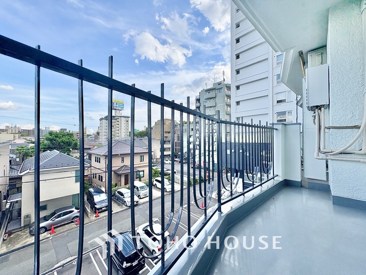 バルコニー 【the view of the sunlight】日差しと景色を取り入れつつ、プライベートな空間を演出するバルコニー