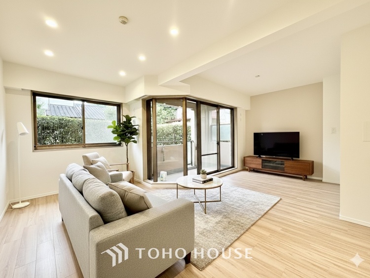 内装 ※配置してある家具や小物はCG加工によるイメージ画像です。◆目を閉じれば深緑の香り。五感を研ぎ澄まし、日々の疲れを心から癒してくれる。深呼吸するほどに爽やかな薫りたち込める新緑にそと微笑む私達。