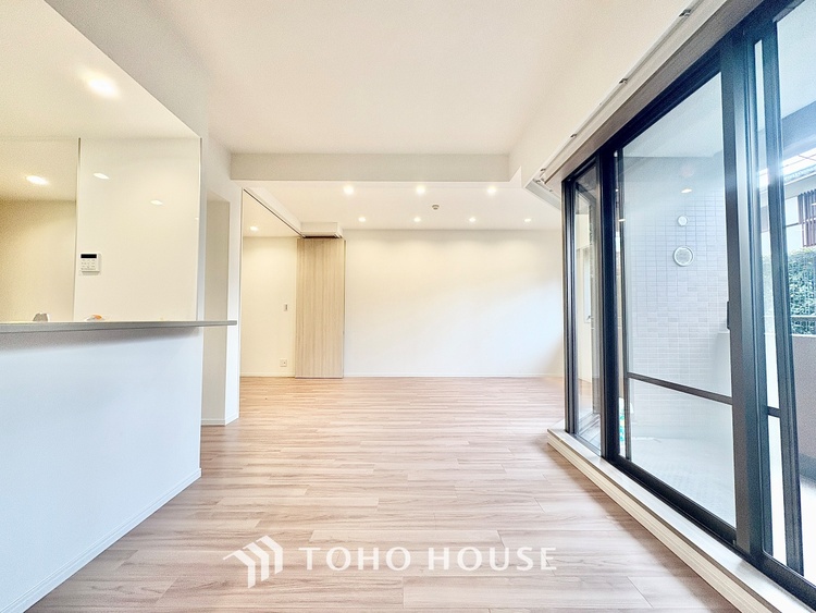 内装 【Cool wind】◆窓を開けると◆冷涼な風、そよぐリビング。だんらんの場所はここから始まり、ここで終わる。家族の笑顔が集う素敵な場所だから、こだわり抜いた思いが詰まっているのだと思う。