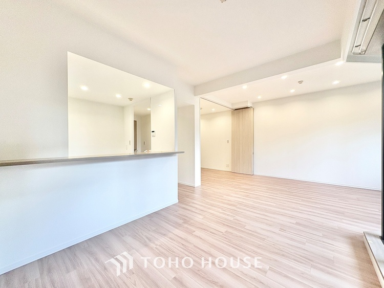 内装 ◆サンサンと◆差し込む太陽の光がこのリビングに笑いをもたらす。