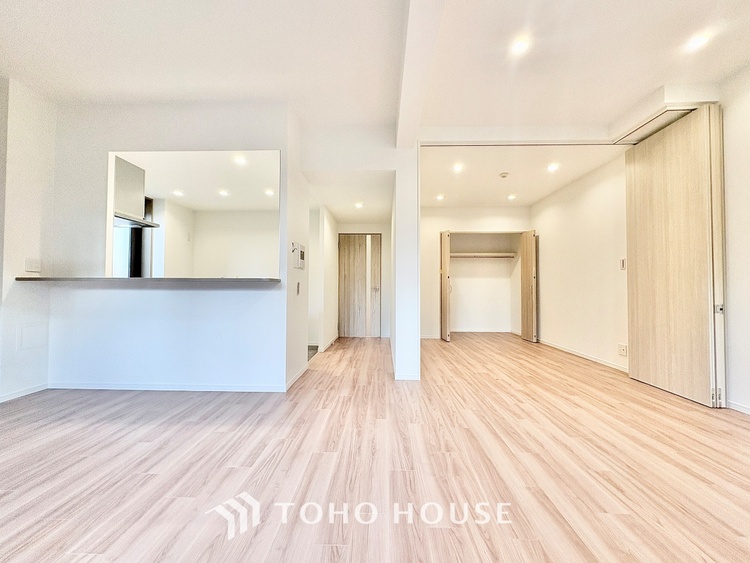 内装 ◆サンサンと◆差し込む太陽の光がこのリビングに笑いをもたらす。