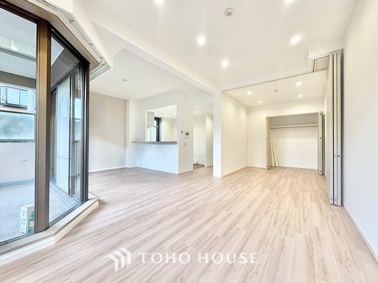 内装 ◆サンサンと◆差し込む太陽の光がこのリビングに笑いをもたらす。