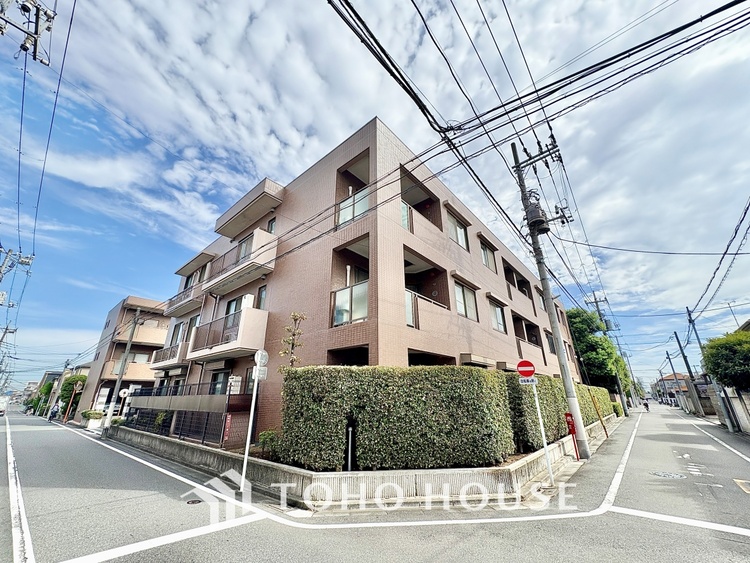 外観 【Entrance of your life】明るい玄関が家族を迎え入れる。今日はどんな一日が待っているんだろう。皆どんな一日を終えて帰ってくるんだろう。