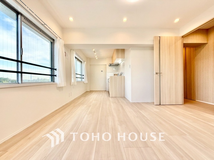 内装 ◆癒しの空間◆室内構成に拘り採光とセンスを散りばめた空間。それは『柔らかさ』に似た素敵な居場所。そこに暮らす人のことを考えつくり出したものは『癒し』という心地よい居場所なんだと思う