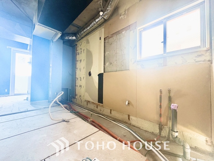 内装 ◆木漏れ日◆の様な採光が優しく足元を照らし、心地いい暮らしの道しるべを写し出す。この空間で過ごす家族との語らいの時間がとても素敵で幸せを感じるかもしれない。