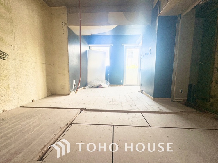 内装 ◆間接照明◆白色の光が僕達を大人な気分にさせる。静かで優しく語りかけるその光は、今日の終わりを告げてくれ、でも明日にはいい事が必ず来るよ。そんな囁きが聞こえてくる