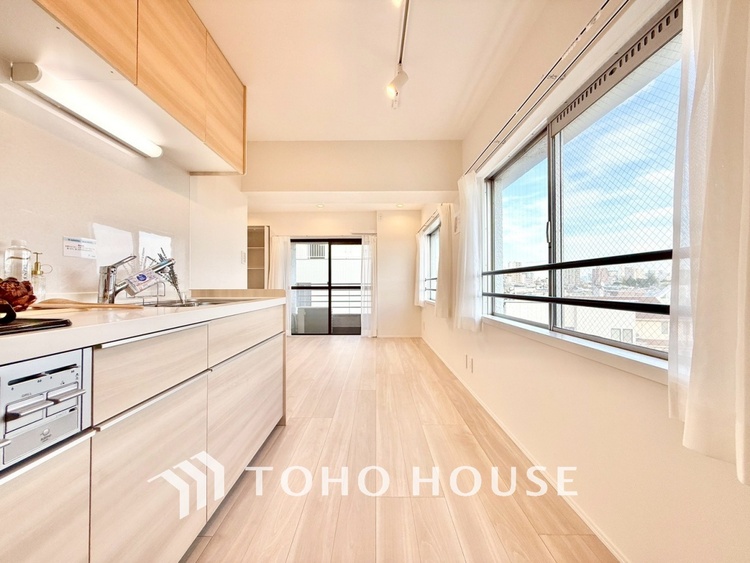 内装 ◆木漏れ日◆の様な採光が優しく足元を照らし、心地いい暮らしの道しるべを写し出す。この空間で過ごす家族との語らいの時間がとても素敵で幸せを感じるかもしれない。