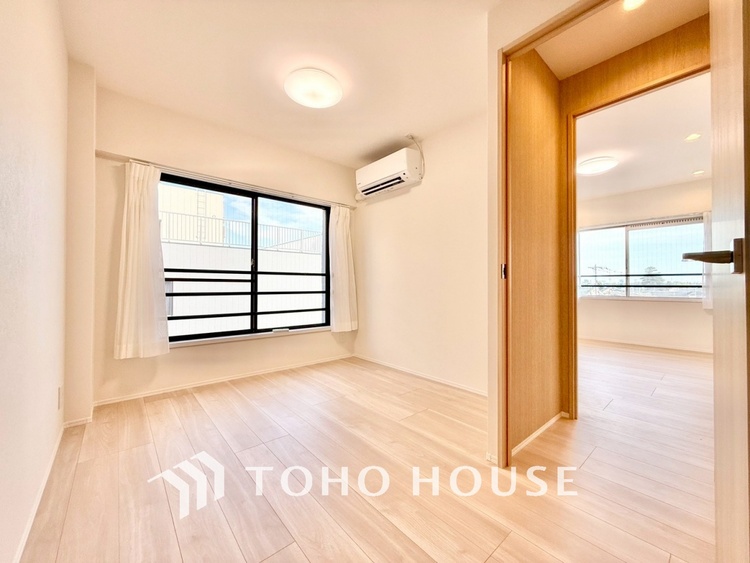 内装 ◆間接照明◆オレンジ色の光が僕達を大人な気分にさせる。静かで優しく語りかけるその光は、今日の終わりを告げてくれ、でも明日にはいい事が必ず来るよ。そんな囁きが聞こえてくる