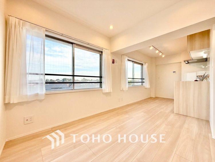 内装 ◆リビング◆たくさんの窓から注ぐ太陽の光。時間の経過とともに光と影のコントラストがこの空間のムードを変え、部屋に変化と温もりをもたらしてくれる。