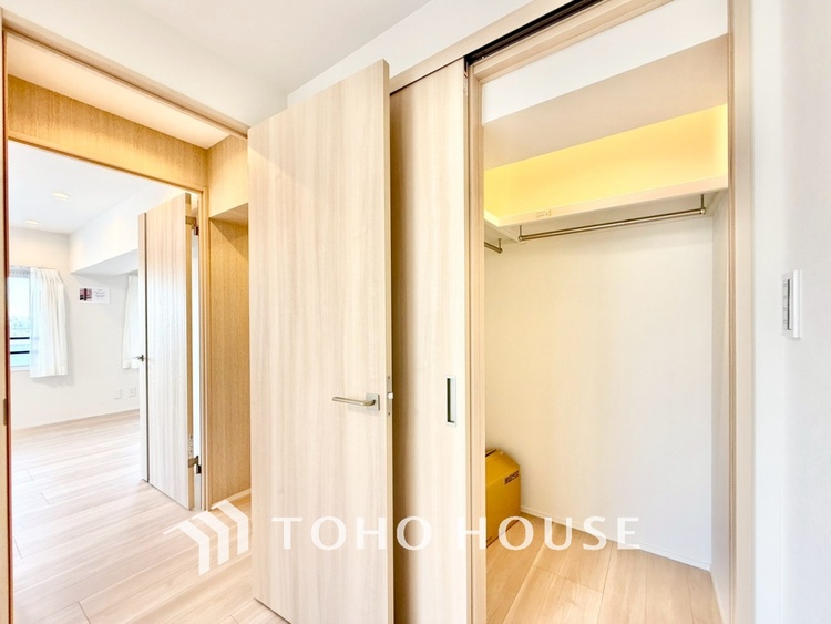 内装 ◆色彩◆この空間に放たれた光は華美なまでに演出されたデザイン。流れる時をより芳醇なコーヒーの様な色彩奏でるアダージョ。そして情景豊かな作品のような暮らしがイメージできる。