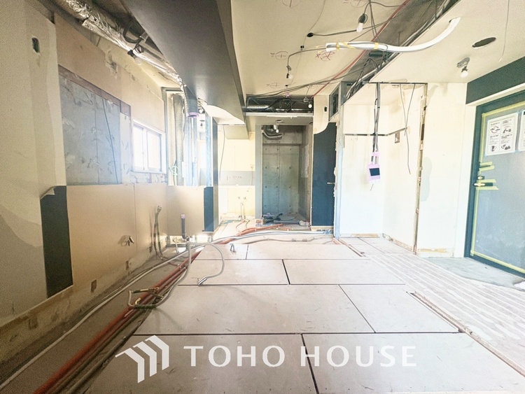 内装 ◆今宵の食卓◆ダウンライトに反射するグラスを眺めながらワインを注ぐ。トクトクと心地いい音をさせながら、フランスの古城を思わせる薫りがたちこめ、とても幸せな時を過ごせる。