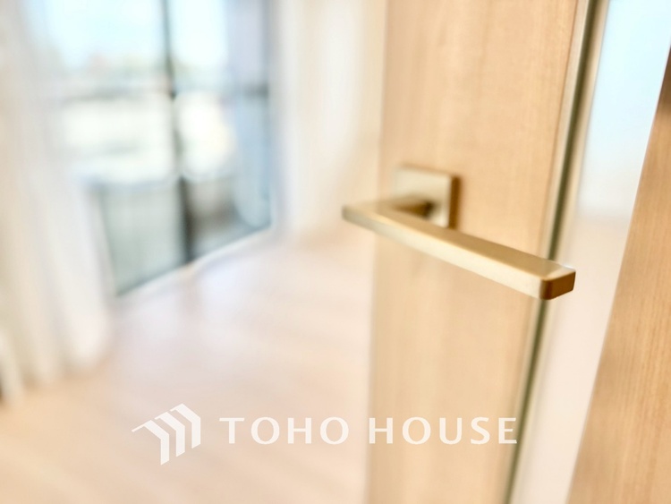 内装 ◆今宵の食卓◆ダウンライトに反射するグラスを眺めながらワインを注ぐ。トクトクと心地いい音をさせながら、フランスの古城を思わせる薫りがたちこめ、とても幸せな時を過ごせる。