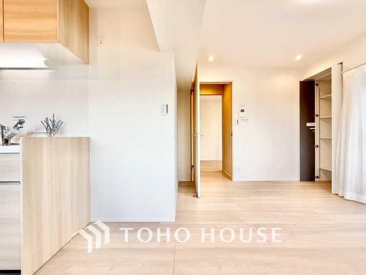 内装 ◆窓を開けると◆冷涼な風、そよぐリビング。だんらんの場所はここから始まり、ここで終わる。家族の笑顔が集う素敵な場所だから、こだわり抜いた思いが詰まっているのだと思う。