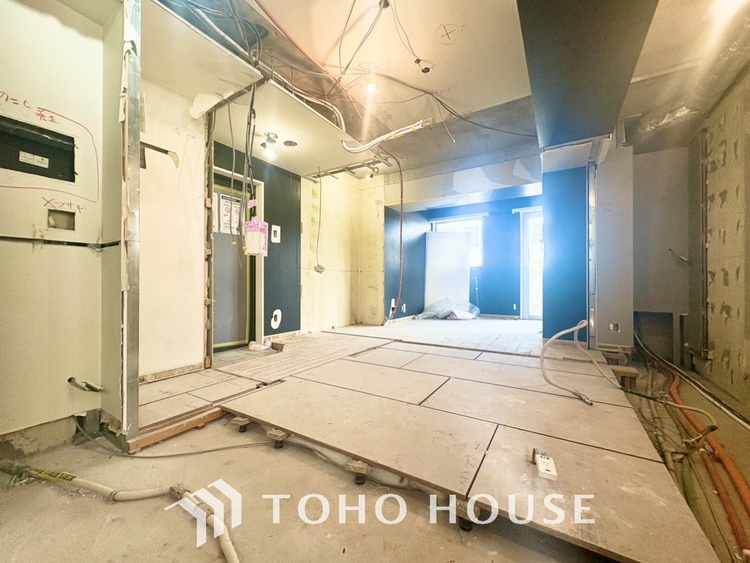 内装 ◆リビング◆そこには目を輝かせ笑顔で見つめてくれる君がいて、「おかえり」の言葉がこだまする。何気ない日々の挨拶は僕にとっては幸せで、同時に君の瞳にも恋している。