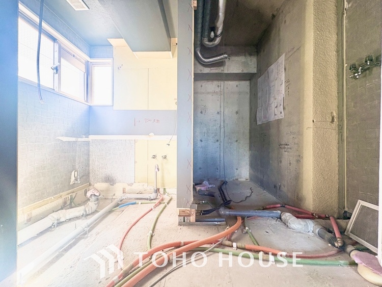 キッチン ◆キッチン◆美しく使いやすいキッチンは油汚れが簡単に拭き取れる素材で加工されており、浄水器シャワーから流す水の音を軽減する静かなシンクを採用。見えないところにさり気ない配慮が嬉しいですね