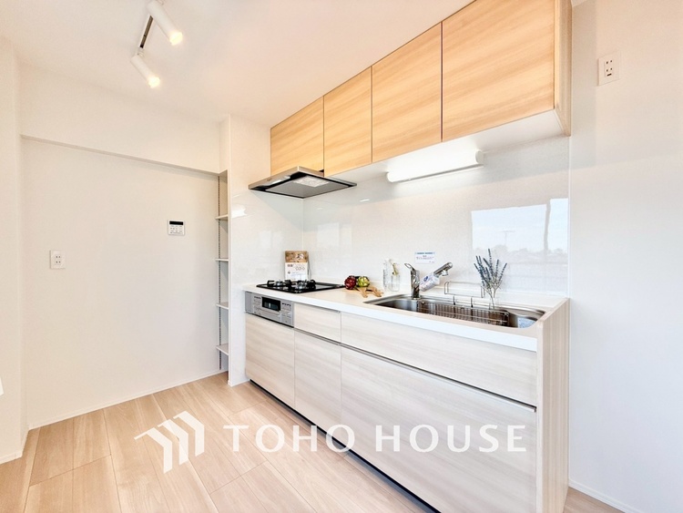 キッチン ◆キッチン◆美しく使いやすいキッチンは油汚れが簡単に拭き取れる素材で加工されており、浄水器シャワーから流す水の音を軽減する静かなシンクを採用。見えないところにさり気ない配慮が嬉しいですね