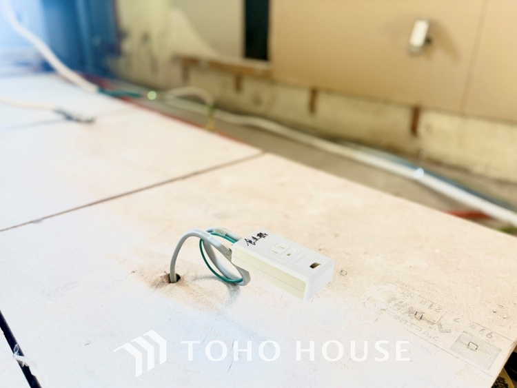 キッチン ◆今宵の食卓◆ダウンライトに反射するグラスを眺めながらワインを注ぐ。トクトクと心地いい音をさせながら、フランスの古城を思わせる薫りがたちこめ、とても幸せな時を過ごせる。