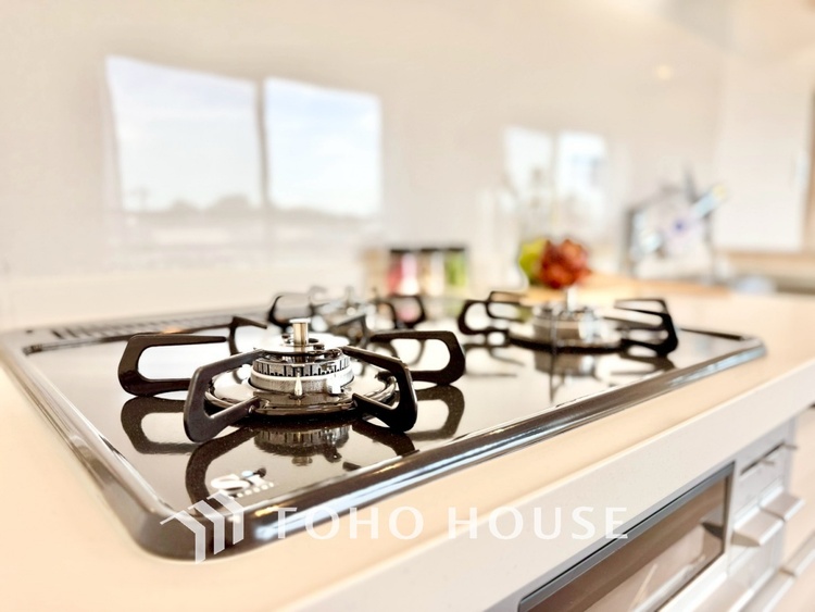 キッチン ◆今宵の食卓◆ダウンライトに反射するグラスを眺めながらワインを注ぐ。トクトクと心地いい音をさせながら、フランスの古城を思わせる薫りがたちこめ、とても幸せな時を過ごせる。