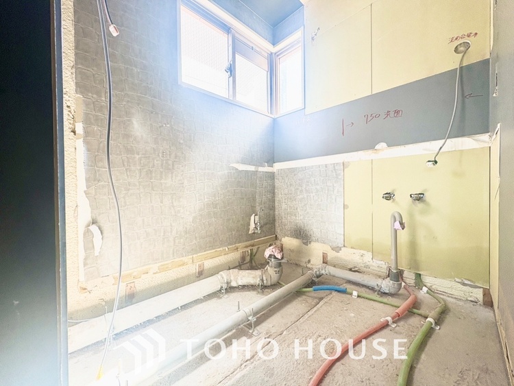 キッチン ◆キッチン◆美味しい料理を作りたくなるような気持にさせてくれる、腕を振るえる自慢のスペース。見上げると柔らかなダウンライトが包み込み、彩りを添えます。艶と光沢のある居心地の良いわが家のキッチン。