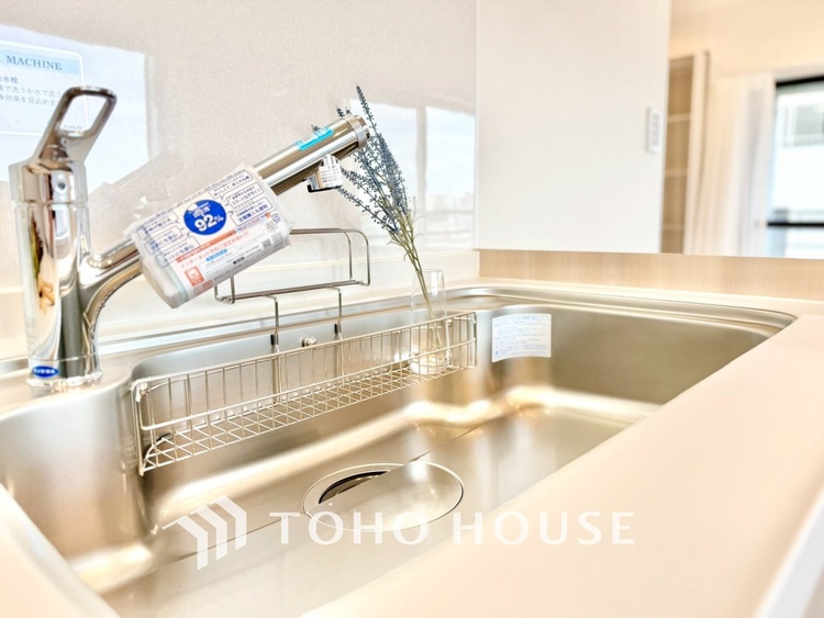 キッチン ◆キッチン◆美味しい料理を作りたくなるような気持にさせてくれる、腕を振るえる自慢のスペース。見上げると柔らかなダウンライトが包み込み、彩りを添えます。艶と光沢のある居心地の良いわが家のキッチン。