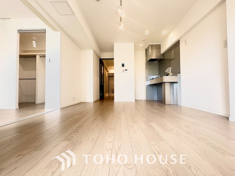 内装 【LIVING】◆陽光◆が差し込む。この開放的なLDKに家族の笑顔が集う。家族が一緒に過ごす空間は明るく、そして居心地よく。