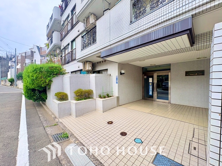 外観 【Entrance】お出かけとお戻りの際に必ず通る場所は全体的に穏やかで慎ましい印影。美しく光をアレンジした素敵なエントランスです。