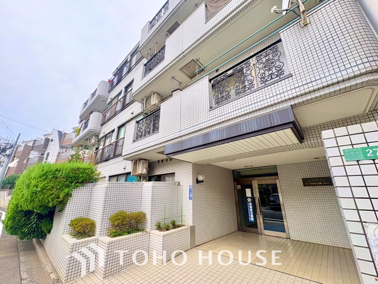 外観 【エントランス】よく手が行き届いたエントランス。出入りで必ず目にする場所だから、いつも清潔で管理されているのは嬉しいポイントですね