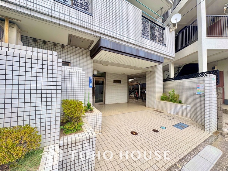 その他 【エントランス】よく手が行き届いたエントランス。出入りで必ず目にする場所だから、いつも清潔で管理されているのは嬉しいポイントですね