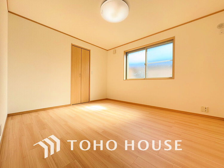 内装 採光もある洋室は、くつろぎのひと時を過ごすのにぴったり